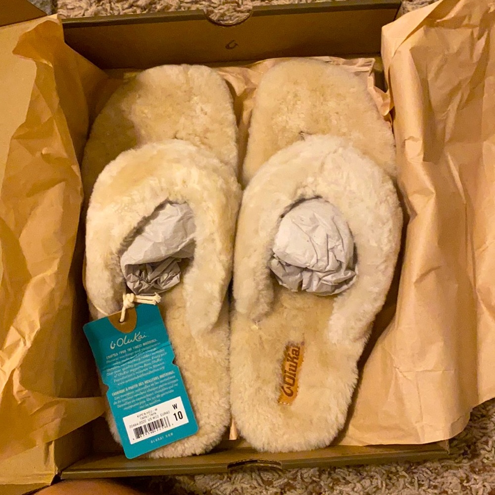 Never been worn, tags on OluKai slippers.